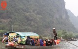Bất chấp nguy hiểm, thuyền chở 40 người trên suối Yến